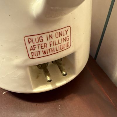 Sale Photo Thumbnail #632: Coffee pot does not have electrical cord