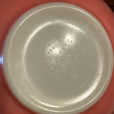 Sale Photo Thumbnail #923: In mint condition! 4 qt and two 1 1/2 qt bowls.