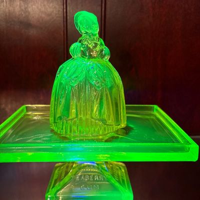 Sale Photo Thumbnail #355: See pics. Pedestal has the gum insignia on all four sides