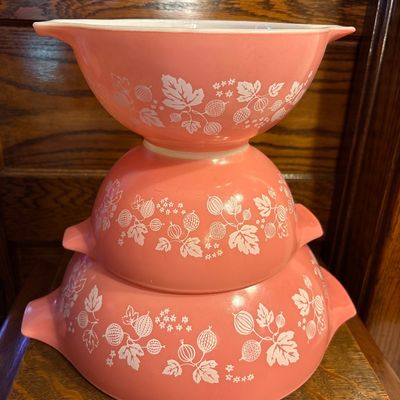 Sale Photo Thumbnail #919: In mint condition! 4 qt and two 1 1/2 qt bowls.