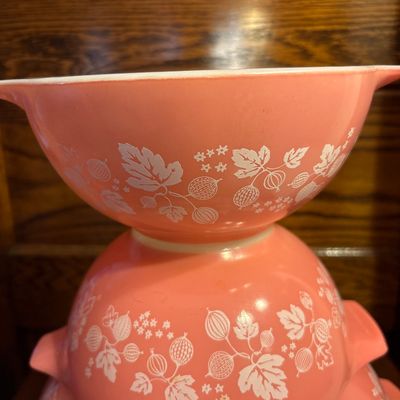 Sale Photo Thumbnail #921: In mint condition! 4 qt and two 1 1/2 qt bowls.