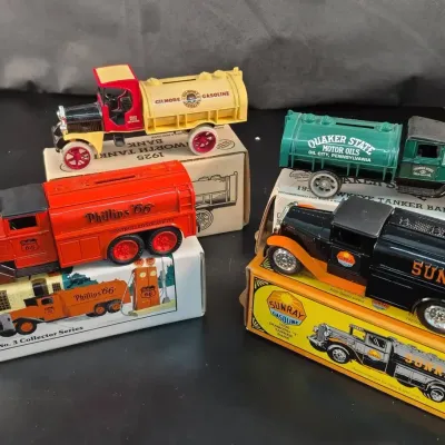 4 Ertl 1925 Tanker Bank -1930 Diamond T Tanker Bank - Phiillips 66 - Quaker Motor Oil Trucks 