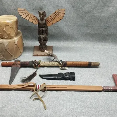 Tomahawk, Taos Drum, Obsidiana Dager & Totem Pole
