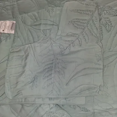 NEW QUEEN SIZE DAISY HAUNG COMFORTER W/ SHEETS