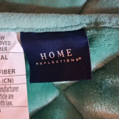 LIKE NEW SOFT QUILTED PLUSH QUEEN COMFORTER AND 2 FEATHER PILLOWS