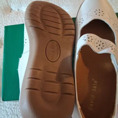 LIKE NEW DAVID TATE SHOES SIZE 8W PLUS NEW SOCKS