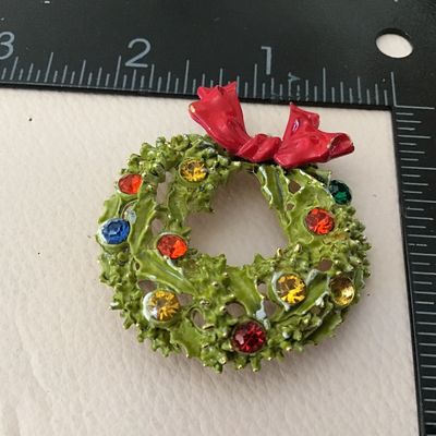 Signed ART Vintage Rhinestone Wreath Brooch