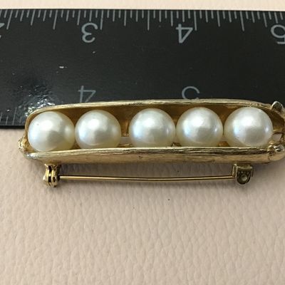 AC. Signed Gold Tone Faux Pearl Vintage Pea in A Pod Brooch