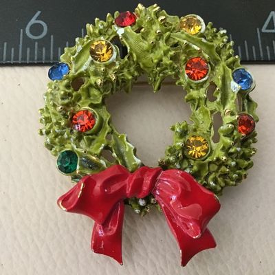 Signed ART Vintage Rhinestone Wreath Brooch