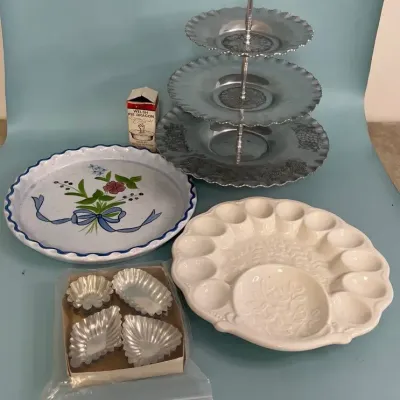 Pie plates baking accessories and serving platters