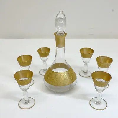 Nostalgic gold and glass decanter with six cordial glasses