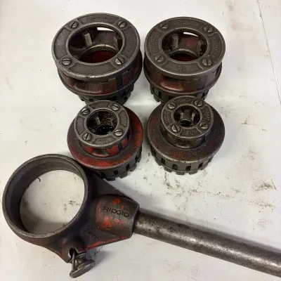 RIDGID 12-R (D-286) Manual Pipe Threader Ratchet with 1/2”, 3/4”, 1-1/2” & 2” Die Heads
