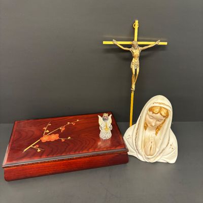 LOT 32: Assortment of Religious Iconography - Rosaries, Crosses & More