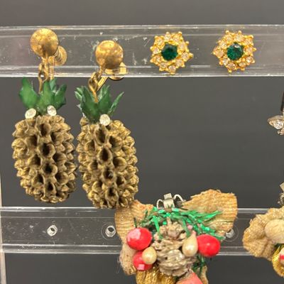 LOT 40: Vintage Holiday Costume Jewelry