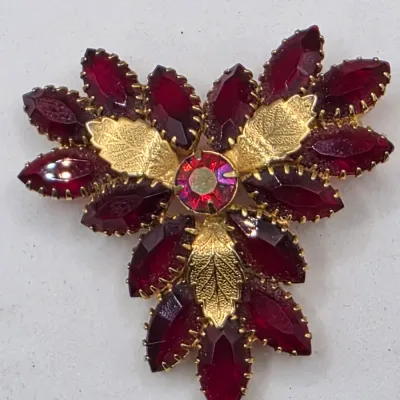 LOT 63: Vintage Gold Tone Brooches