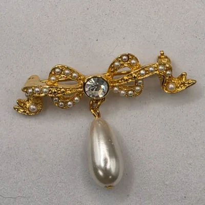 LOT 60: Vintage Gold & Silver Tone Brooches & Pins Sarah Coventry Liz Claiborne & More