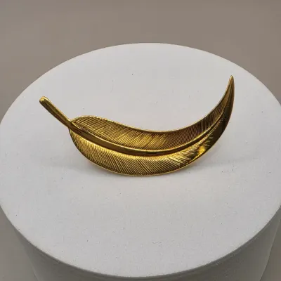 LOT 63: Vintage Gold Tone Brooches