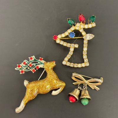 LOT 40: Vintage Holiday Costume Jewelry