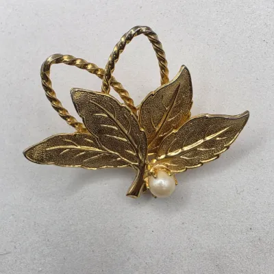 LOT 60: Vintage Gold & Silver Tone Brooches & Pins Sarah Coventry Liz Claiborne & More