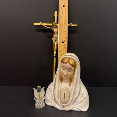 LOT 32: Assortment of Religious Iconography - Rosaries, Crosses & More