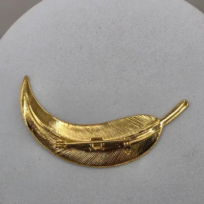 LOT 63: Vintage Gold Tone Brooches