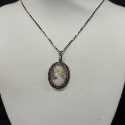 LOT 97: Vintage Cameo Pendant on a 925 Sterling Chain 5gtw