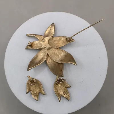 LOT 63: Vintage Gold Tone Brooches