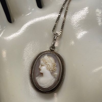 LOT 97: Vintage Cameo Pendant on a 925 Sterling Chain 5gtw
