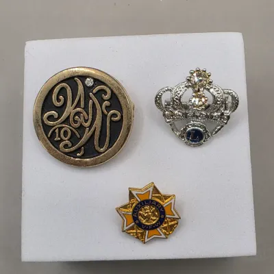 LOT 60: Vintage Gold & Silver Tone Brooches & Pins Sarah Coventry Liz Claiborne & More