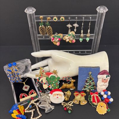 LOT 40: Vintage Holiday Costume Jewelry