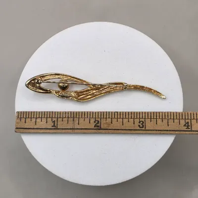 LOT 63: Vintage Gold Tone Brooches