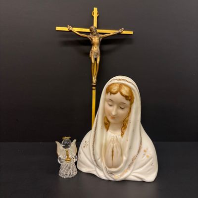 LOT 32: Assortment of Religious Iconography - Rosaries, Crosses & More