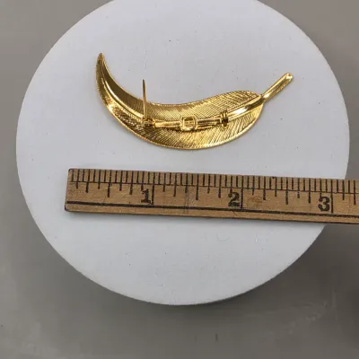 LOT 63: Vintage Gold Tone Brooches