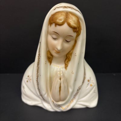 LOT 32: Assortment of Religious Iconography - Rosaries, Crosses & More