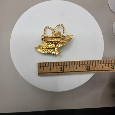 LOT 60: Vintage Gold & Silver Tone Brooches & Pins Sarah Coventry Liz Claiborne & More