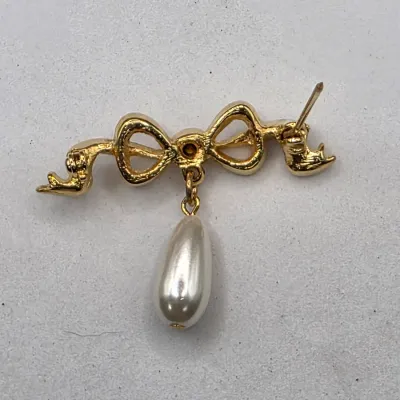 LOT 60: Vintage Gold & Silver Tone Brooches & Pins Sarah Coventry Liz Claiborne & More