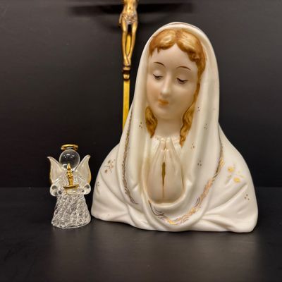 LOT 32: Assortment of Religious Iconography - Rosaries, Crosses & More