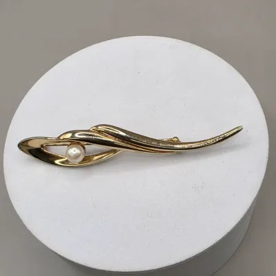 LOT 63: Vintage Gold Tone Brooches