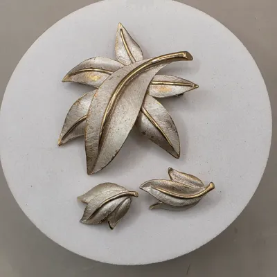 LOT 63: Vintage Gold Tone Brooches