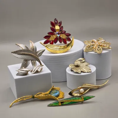 LOT 63: Vintage Gold Tone Brooches