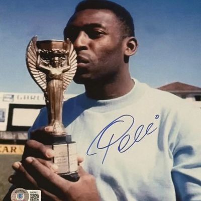 Pele Autograph Signed 8x10 inch Photo with BAS Beckett COA