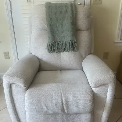 #1 White Comfy & Modern Reclining Chair + Throw Blanket 