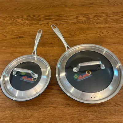 Sale Photo Thumbnail #139: This Chef's fry pan set includes two high-quality frying pans, measuring 8 inches and 10 inches in diameter. Each pan features a durable nonstick cooking surface for easy food release and hassle-free cleaning. Both pans come with matching stainless steel 