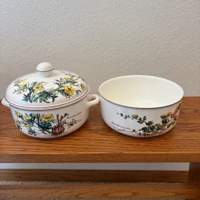 Sale Photo Thumbnail #131: This elegant Villeroy & Boch soup tureen and serving bowl from the Botanica collection features the charming "Creeping Jenny" vine pattern. Crafted from high-quality porcelain, it showcases a delicate botanical design with green leaves and yellow flowers 