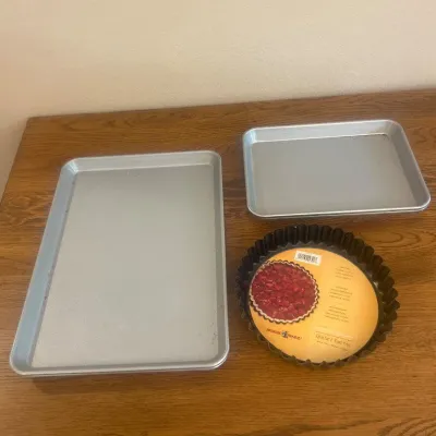 Sale Photo Thumbnail #265: This set of 5 assorted bakeware pieces features durable metal construction with a silver finish, perfect for various baking needs. Included are two rectangular baking sheets measuring approximately 11 x 9 inches and 10 x 6.5 inches, ideal for cookies, roa