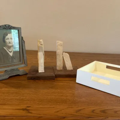 Sale Photo Thumbnail #152: This unique bookshelf accessories set features two rustic wooden bookends with irregular white stone accents mounted on dark wooden bases, perfect for adding a natural and artistic touch to your shelves. Also included is a spacious white serving tray with
