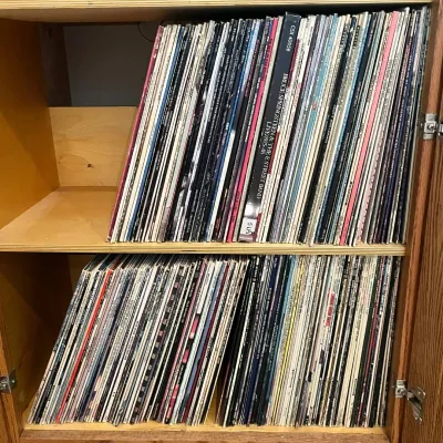 Sale Photo Thumbnail #72: Large collection of vintage vinyl LP records spanning primarily the 1960s through 1980s, with a wide variety of rock, pop, folk, easy listening, country, classical and movie soundtrack recordings. Collection appears to contain well over 100 albums.

Artis