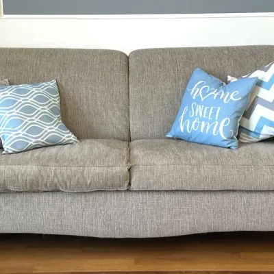 La-Z-Boy American Home Collection Khaki/Gray Sofa With 4 Throw Pillows: 5pcs