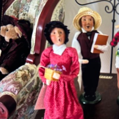 Byers Choice Carolers 2002 Old Sturbridge Village Man and Woman