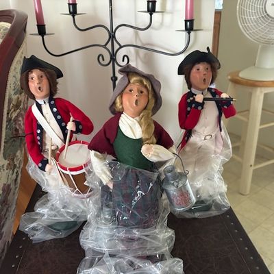 Byers choice Carolers Williamsburg Collection